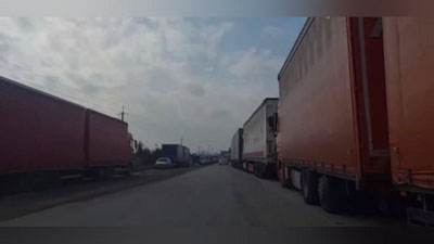 'Tojikiston-O`zbekiston chegarasida ko`plab yuk mashinalari qolib ketdi'ning rasmi