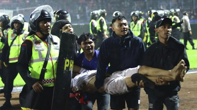 'Indoneziyada futbolchini o`yin paytida chaqmoq urdi (video)'ning rasmi