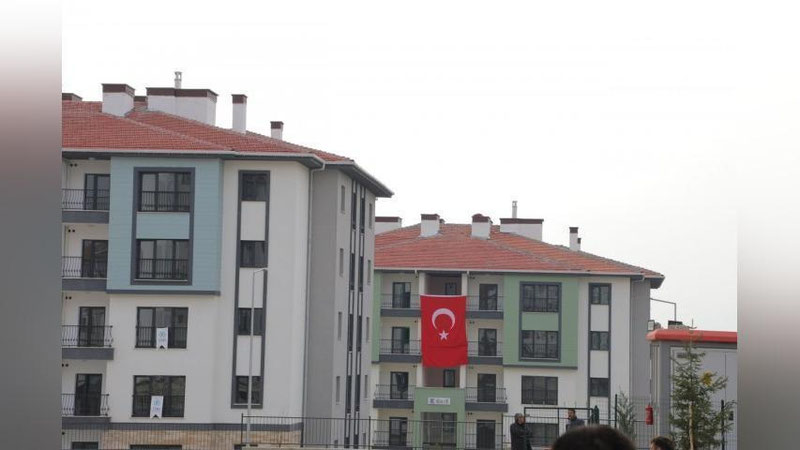 'Qahramonmarashda zilziladan jabr ko`rganlar shinam uylarga ko`chib o`tdi (foto)'ning rasmi