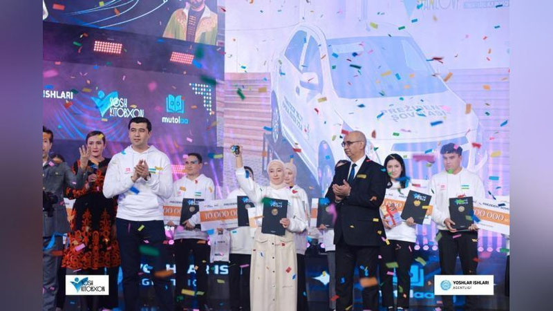 'Kitobxon qizga "Cobalt" avtomobili sovg`a qilindi'ning rasmi