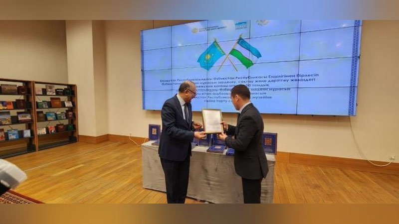 'Қозоғистон Миллий музейига WOSCU номидан “Ўзбекистон маданий мероси” кўпжилдли туркуми китоб-албомлари тақдим этилди (фото)'ning rasmi