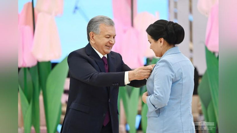 Изрображение 'Президент вручил награды женщинам (фото)'