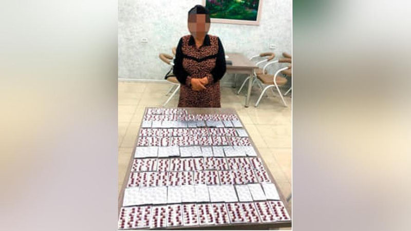 'Yo`lovchi sifatida kelyotgan ayolda 1456 dona dori bo`lgan'ning rasmi