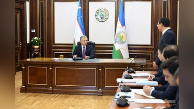 'Shavkat Mirziyoev tadbirkorlar faoliyatini kengaytirish va eksportga jalb etish bo`yicha takliflar taqdimoti bilan tanishdi'ning rasmi