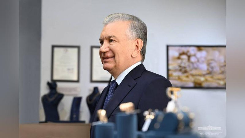 'Mamlakatimizda yiliga 100 tonna oltin qazib olayapmiz. Uni zargar tadbirkorlarga bo`lib to`lash sharti bilan sotishga ruxsat berilgan - dedi Shavkat Mirziyoev'ning rasmi