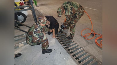 Изрображение 'Спасатели в Ташкенте помогли парню высвободить ногу из решетки на арыке'