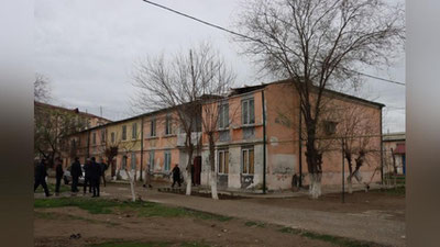 'Sirdaryoda kuchli shamol ko`p qavatli uy tomini uchirib yubordi'ning rasmi