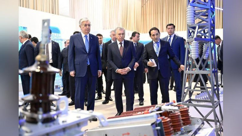 'O`zbekiston va Qozog`iston prezidentlari “Xiva gilamlari” kombinatiga bordi'ning rasmi