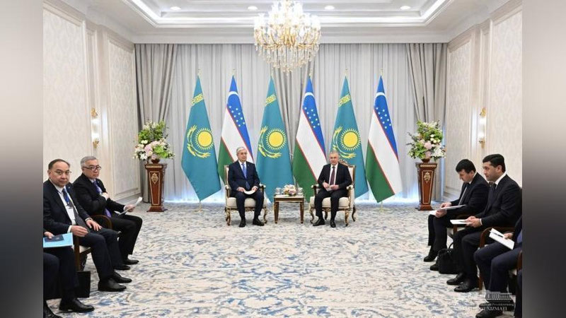 'Shavkat Mirziyoev va Qasim-Jomart Toqaev Xivada uchrashuv o`tkazdi'ning rasmi
