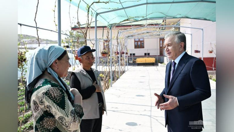 'Shavkat Mirziyoev Tuyoqli mahallasidagi xonadonlardan birini ko`zdan kechirdi'ning rasmi