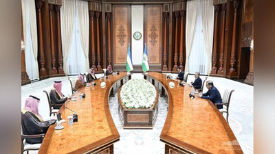 'Prezident Saudiya Arabistoni tashqi ishlar vaziri shahzoda Faysal bin Farxon Ol Saud va O`mon Sultonligi tashqi ishlar vaziri Badr bin Hamad al-Busaydiy boshchiligidagi delegasiyani qabul qildi'ning rasmi