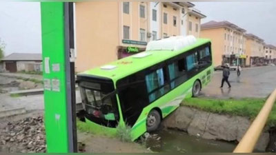 'Jizzaxda yo`lovchi tashuvchi avtobus ariqqa tushib ketdi (video)'ning rasmi