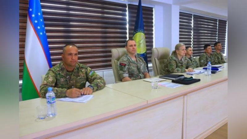 'NATO O`zbekiston kursantlariga mashg`ulot o`tmoqda'ning rasmi