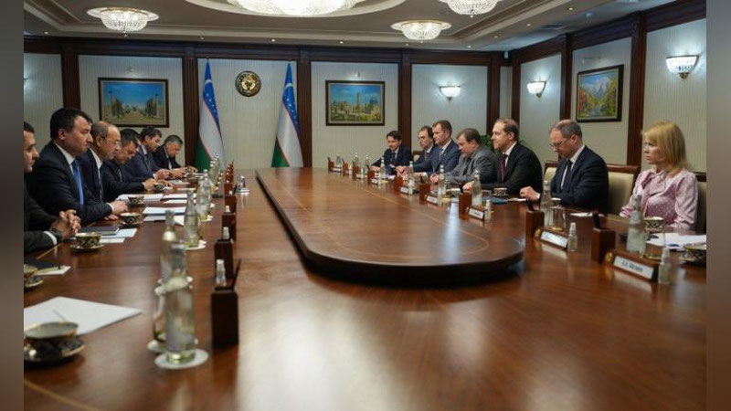 Изрображение 'Премьер-министр Узбекистана провел встречу с вице-премьером России Денисом Мантуровым'