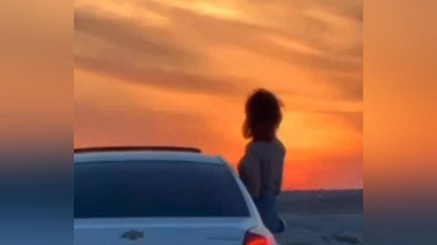 'Buxoroda mast qiz harakatlanayotgan mashinadan tanasini chiqarib o`ynadi'ning rasmi