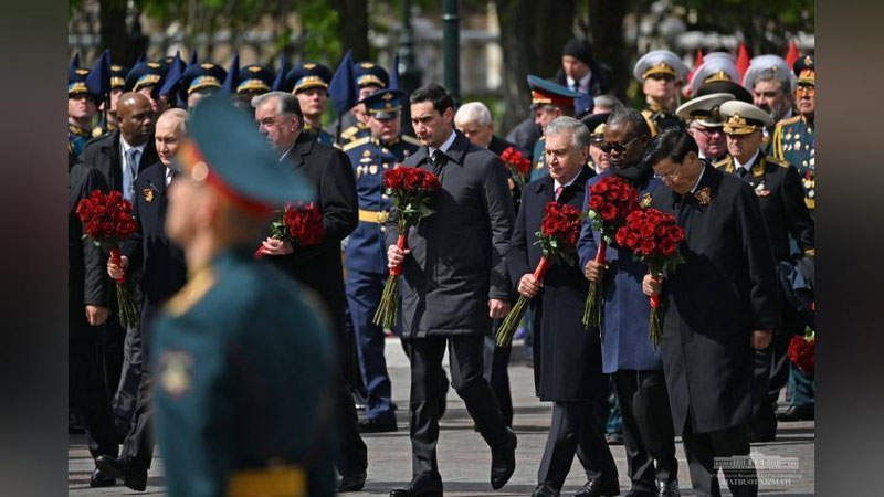 'Shavkat Mirziyoev g`alabaning 79 yilligiga bag`ishlangan tantanali tadbirlarda ishtirok etdi'ning rasmi