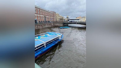 Изрображение 'В Санкт-Петербурге автобус с пассажирами упал в реку Мойку (видео)'