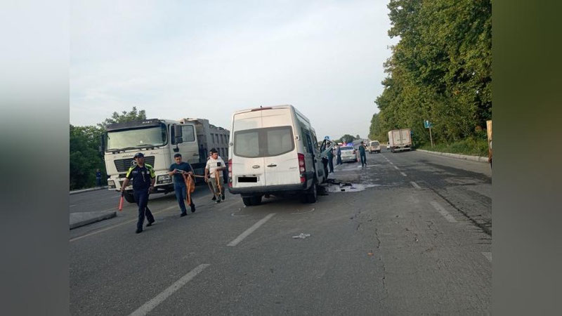 'Farg`onada mikroavtobus va yuk mashinasi ishtirokida avtohalokat sodir bo`ldi'ning rasmi