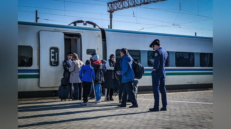 'Vagon kuzatuchisi birovning biznes-klassdagi o`rnini sotib yuborganiga munosabat bildirildi'ning rasmi