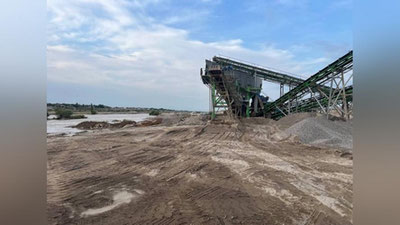 Изрображение 'В русле реки Чирчик продолжают добычу песка и гравия и даже построен завод,  - Минэкологии'