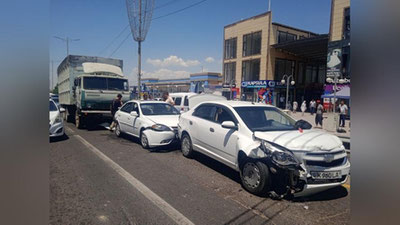 Изрображение 'В Ташкентской области грузовик устроил массовое ДТП у пешеходного перехода (видео)'
