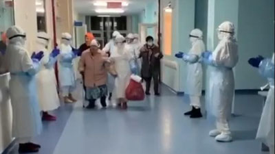 Изрображение 'В Нур-Султане врачи аплодисментами проводили выздоровевшую 93-летнюю бабушку (видео)'