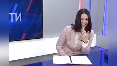 Изрображение 'Видео: ведущая новостей не смогла сдержать смех, рассказывая о мизерных льготах (видео)'