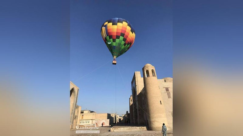Изрображение 'НАД БУХАРОЙ ПОДНЯЛСЯ АЭРОСТАТ (ФОТО)'