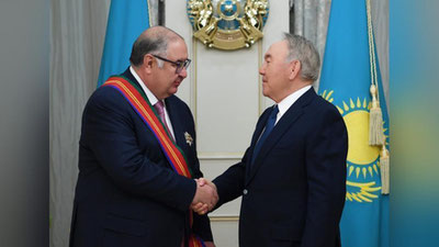 'Nursulton Nazarboev Alisher Usmonovni "Dostq" ordeni bilan taqdirladi'ning rasmi