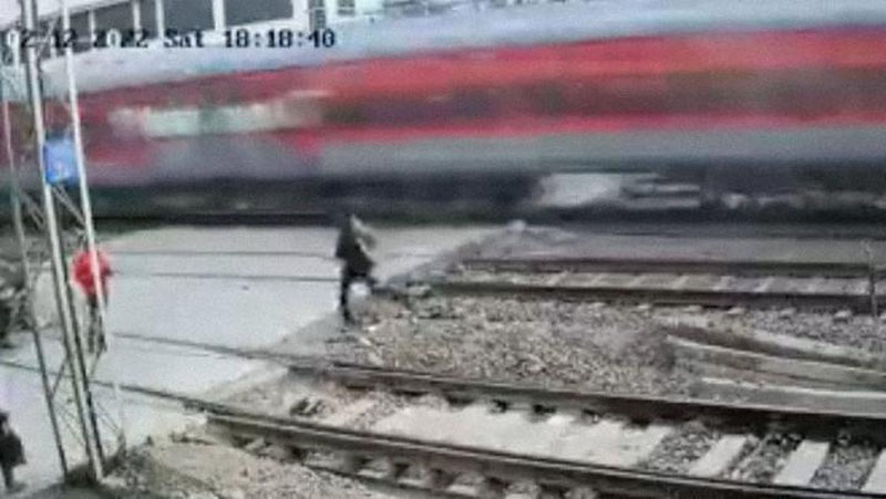 Изрображение 'Индиец чудом спасся, залетев на мопеде под колеса поезда (видео)'