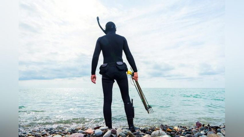 'Avstraliyada baliqni nayzada ovlagan erkak jazolandi'ning rasmi