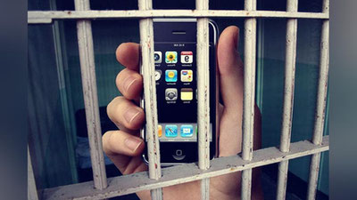 'Mobil telefonlarni tushyonka bankalari orqali mahbuslarga etkazishga urinishdi  (Video)'ning rasmi