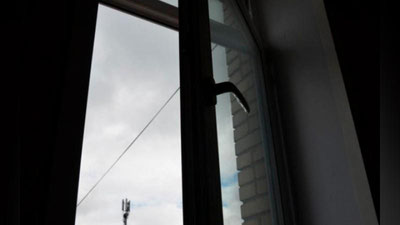 'Самарқандда 1,5 ёшли қизча 10-қаватдан тушиб кетиб, ҳалок бўлди'ning rasmi