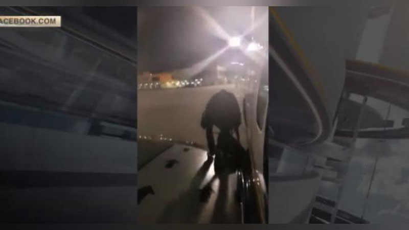 Изрображение 'ВИДЕО: ПАССАЖИР УСТАЛ ЖДАТЬ И ПОКИНУЛ САМОЛЕТ, ВЫБРАВШИСЬ НА КРЫЛО '
