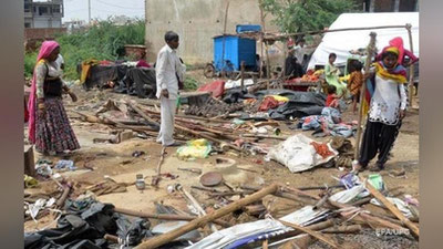 'Ҳиндистонда кучли бўрон бетон иморатларни ҳам қулатмоқда'ning rasmi