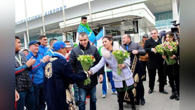 '"India Open" qahramonlarini aeroportda tantanali kutib olishdi (foto)'ning rasmi