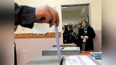 'Germaniyada yashovchi turkiyaliklar Turkiya prezidentini saylash uchun ovoz berishmoqda'ning rasmi