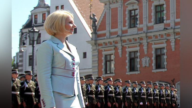 'Латвия собиқ президентининг рафиқаси ажрашганидан кейин пулсиз қолганини маълум қилди'ning rasmi
