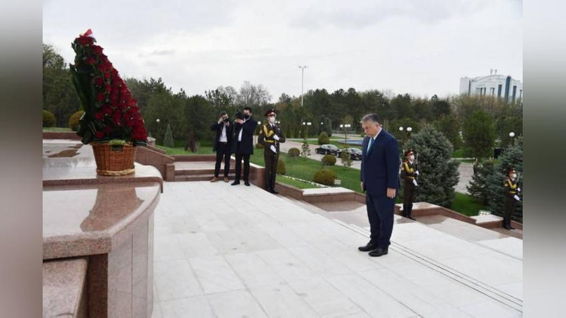 'Vengriya  Bosh vaziri Toshkentga etib keldi.  Viktor Orban O`zbekistonga tashrifini Mustaqillik va ezgulik monumenti poyiga gul qo`yishdan boshladi'ning rasmi