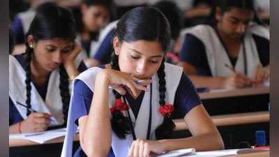 Изрображение 'В Индии студент увидел 500 девушек на экзамене и упал в обморок'