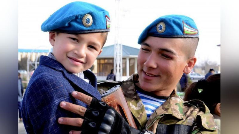 'Harbiylar Yangi yil bayrami munosabati bilan bolajonlarga sovg`a-salomlar ulashmoqda'ning rasmi