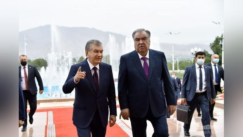 'O`zbekiston va Tojikiston prezidentlari kelgusidagi rejalarini telefon orqali muhokama qilishdi'ning rasmi