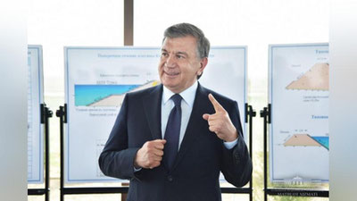 'Президент ташриф ниҳоясида Зафаробод туманидаги сув омборининг қурилиш жараёни билан танишди'ning rasmi