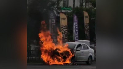 Изрображение 'В Ташкенте на дороге сгорел автомобиль "Нексия-3" (видео)'