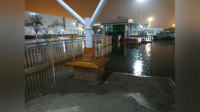 Изрображение 'НЕ ПРЕКРАЩАЮЩИЙСЯ ДОЖДЬ В ТАШКЕНТЕ ЗАТОПИЛ ПАРКОВКУ АЭРОПОРТА'