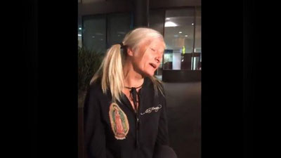 Изрображение 'Бездомная спела в метро и прославилась в сети (видео)'