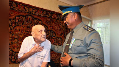 'Harbiy okrug qo`mondonlari urush faxriylari xonadonida: Prezident mukofotlari egalariga topshirilmoqda'ning rasmi