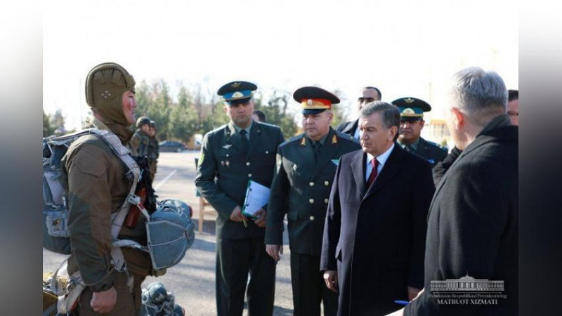 'ShAVKAT MIRZIYoEV HARBIYLARGA YaRATILGAN ShAROITLAR BILAN TANIShDI 'ning rasmi