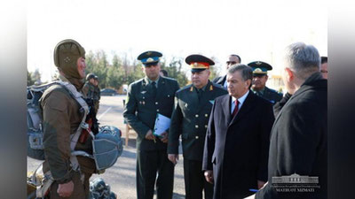 'ShAVKAT MIRZIYoEV HARBIYLARGA YaRATILGAN ShAROITLAR BILAN TANIShDI 'ning rasmi