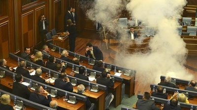 'Косова парламентида кўздан ёш оқизувчи газ қўлланилди'ning rasmi